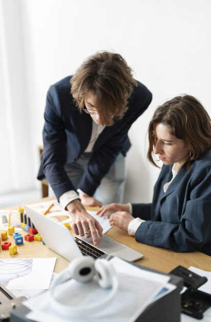 designers-team-working-3d-model